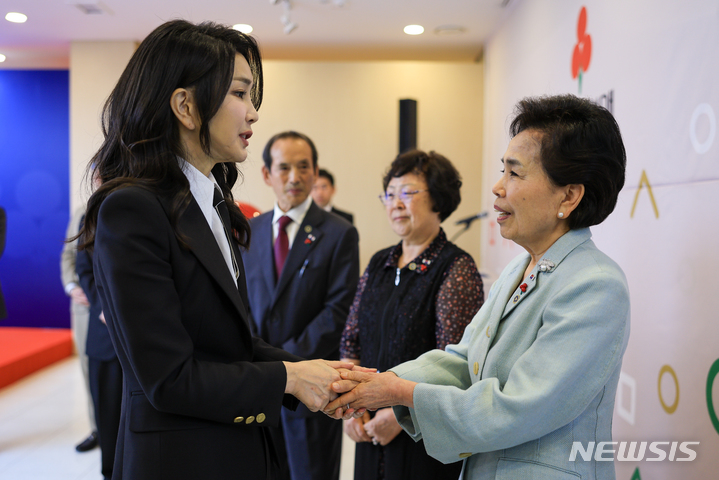 [서울=뉴시스] 윤석열 대통령 부인 김건희 여사가 1일 서울 중구 사랑의열매 회관에서 열린 국가유공자 지원을 위한 기부금 전달식을 마친 뒤 기부자인 가수 이미자와 인사하고 있다. (사진=대통령실 제공) 2023.06.01. photo@newsis.com