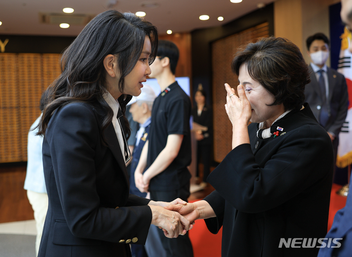 [서울=뉴시스] 윤석열 대통령 부인 김건희 여사가 1일 서울 중구 사랑의열매 회관에서 열린 국가유공자 지원을 위한 기부금 전달식을 마친 뒤 참석자들과 인사하고 있다. (사진=대통령실 제공) 2023.06.01. photo@newsis.com