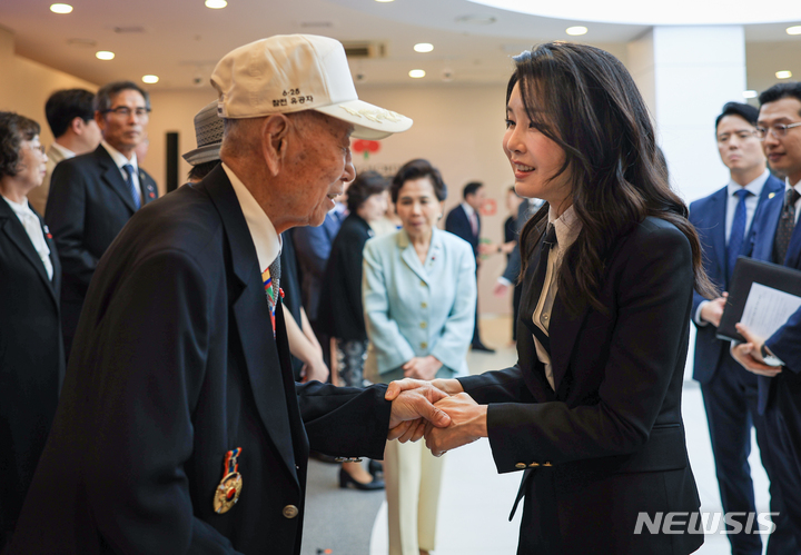 [서울=뉴시스] 윤석열 대통령 부인 김건희 여사가 1일 서울 중구 사랑의열매 회관에서 열린 국가유공자 지원을 위한 기부금 전달식을 마친 뒤 참석자들과 인사하고 있다. (사진=대통령실 제공) 2023.06.01. photo@newsis.com