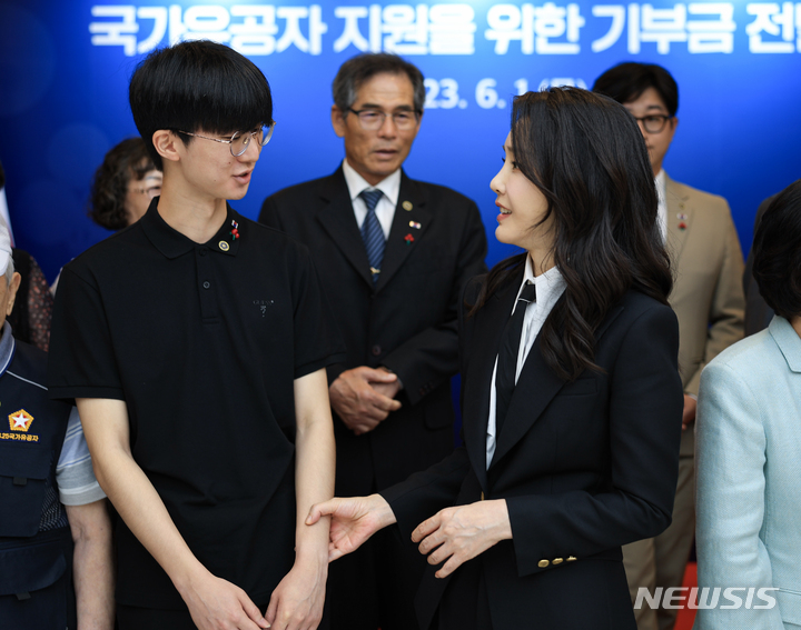 [서울=뉴시스] 윤석열 대통령 부인 김건희 여사가 1일 서울 중구 사랑의열매 회관에서 열린 국가유공자 지원을 위한 기부금 전달식을 마친 뒤 참석자들과 인사하고 있다. (사진=대통령실 제공) 2023.06.01. photo@newsis.com