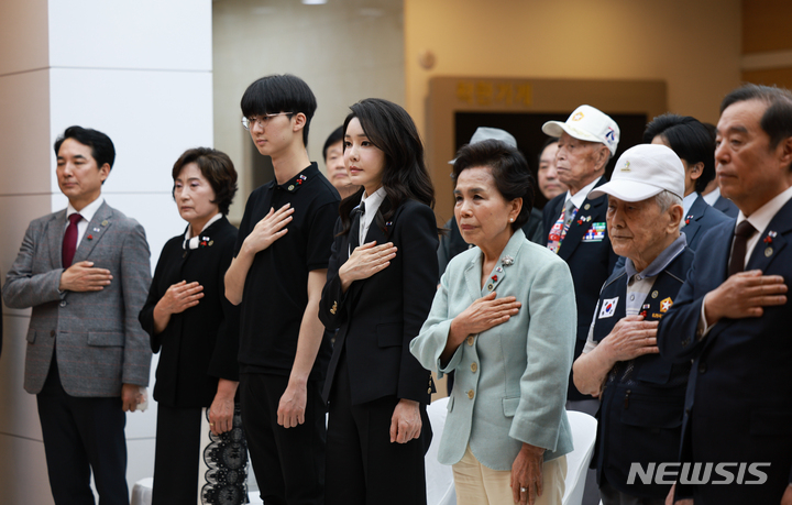[서울=뉴시스] 윤석열 대통령 부인 김건희 여사가 1일 서울 중구 사랑의열매 회관에서 열린 국가유공자 지원을 위한 기부금 전달식에서 국기에 대한 경례를 하고 있다. (사진=대통령실 제공) 2023.06.01. photo@newsis.com