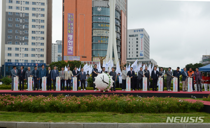 [울산=뉴시스] 배병수 기자 = 1일 오후 울산 남구 공업탑로터리에서 2023년 울산공업축제 개막식이 열리고 있다. 2023.06.01. bbs@newsis.com