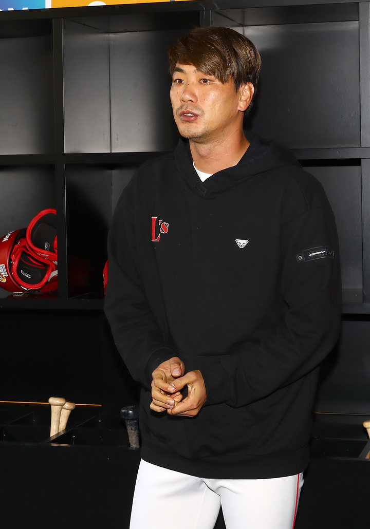 [서울=뉴시스] 최동준 기자 = SSG 랜더스 김광현이 1일 인천 SSG랜더스필드에서 삼성 라이온즈전을 앞두고 지난 3월 일본 도쿄에서 열린 2023 월드베이스볼클래식 대회 기간 음주 관련 입장을 밝히며 사과하고 있다. (사진=SSG랜더스 제공) 2023.06.01. photo@newsis.com *재판매 및 DB 금지