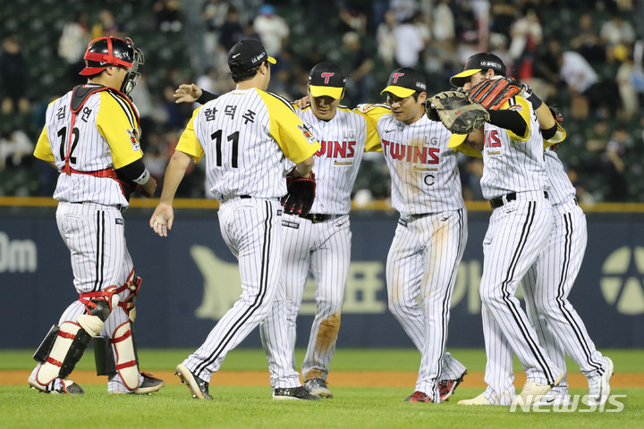 [서울=뉴시스] 권창회 기자 = 1일 서울 잠실야구장에서 열린 2023 프로야구 LG 트윈스와 롯데 자이언츠의 경기, 6대 1로 승리한 LG 선수들이 기뻐하고 있다. 2023.06.01. kch0523@newsis.com