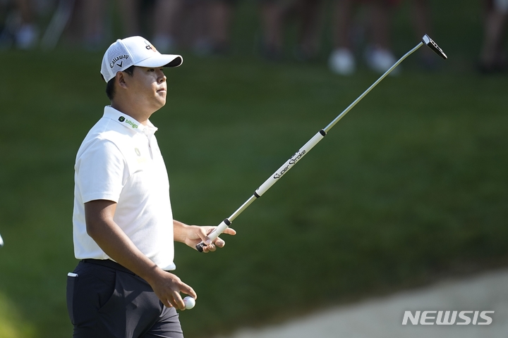 [더블린=AP/뉴시스] 김시우가 1일(현지시각) 미 오하이오주 더블린의 뮤어필드 빌리지 GC에서 열린 미국프로골프(PGA) 투어 메모리얼 토너먼트 첫날 14번 그린에서 경기하고 있다. 김시우는 1언더파 공동 17위에 이름을 올렸다. 2023.06.02.