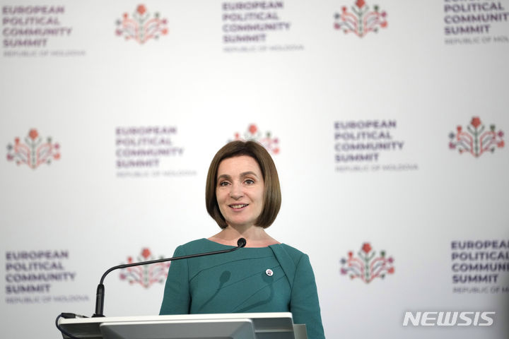 [불보아카(몰도바)=AP/뉴시스] 니쿠 포페스쿠 몰도바 외무·유럽통합부 장관 겸 부총리가 "몰도바 상황을 불안정하게 만드는 행동을 하는 개인을 줄이겠다"며 몰도바의 수도 키시너우에 있는 러시아 사절 수를 줄이기로 발표했다고 미국 정치전문매체 폴리티코가 26일(현지시간) 보도했다. 사진은 마이아 산두 몰도바 대통령이 지난달 1일(현지시각) 몰도바 불보아카의 카스텔 미미에서 기자회견을 하는 모습. 2023.07.27.