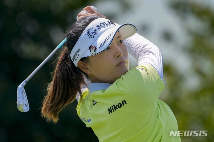 [저지시티=AP/뉴시스] 고진영이 1일(현지시각) 미 뉴저지주 저지시티의 리버티 내셔널 GC에서 열린 미국여자프로골프(LPGA) 투어 미즈호 아메리카스 오픈 첫날 11번 홀에서 티샷하고 있다. 고진영은 1오버파 공동 55위에 이름을 올렸다. 2023.06.02.