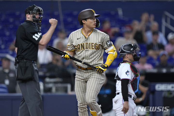 [마이애미=AP/뉴시스] 샌디에이고 파드리스의 김하성이 1일(현지시각) 미 플로리다주 마이애미의 론디포 파크에서 열린 2023 메이저리그(MLB) 마이애미 말린스와의 경기 1회 초 선두 타자로 나와 삼진으로 물러나고 있다. 김하성은 4타수 1안타 1볼넷 2득점 1도루를 기록했고 팀은 10-1로 대승했다. 2023.06.02.