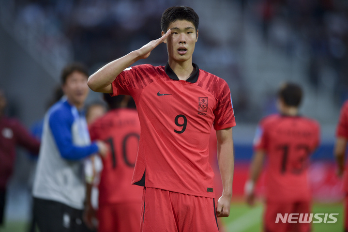 [산티아고 델 에스테로=AP/뉴시스] 이영준이 1일(현지시각) 아르헨티나의 산티아고 델 에스테로 스타디움에서 열린 2023 국제축구연맹(FIFA) 20세 이하(U20) 월드컵 16강전 에콰도르와의 경기 전반 11분 선제골을 넣고 거수경례하고 있다. 한국은 에콰도르를 3-2로 꺾고 8강에 올라 나이지리아를 상대한다. 2023.06.02.