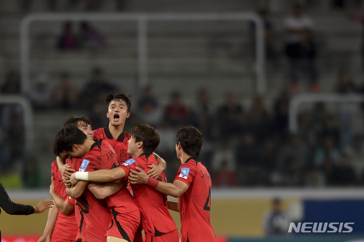 [산티아고 델 에스테로=AP/뉴시스] 한국 선수들이 1일(현지시각) 아르헨티나의 산티아고 델 에스테로 스타디움에서 열린 2023 국제축구연맹(FIFA) 20세 이하(U20) 월드컵 16강전에서 에콰도르에 승리한 후 기뻐하고 있다. 한국은 에콰도르를 3-2로 꺾고 8강에 올라 나이지리아를 상대한다. 2023.06.02.