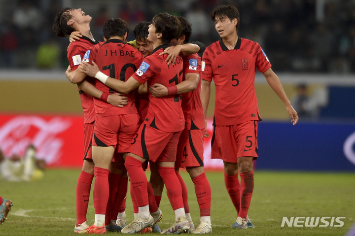 [산티아고 델 에스테로=AP/뉴시스] 한국 선수들이 1일(현지시각) 아르헨티나의 산티아고 델 에스테로 스타디움에서 열린 2023 국제축구연맹(FIFA) 20세 이하(U20) 월드컵 16강전에서 에콰도르에 승리한 후 기뻐하고 있다. 한국은 에콰도르를 3-2로 꺾고 8강에 올라 나이지리아를 상대한다. 2023.06.02.