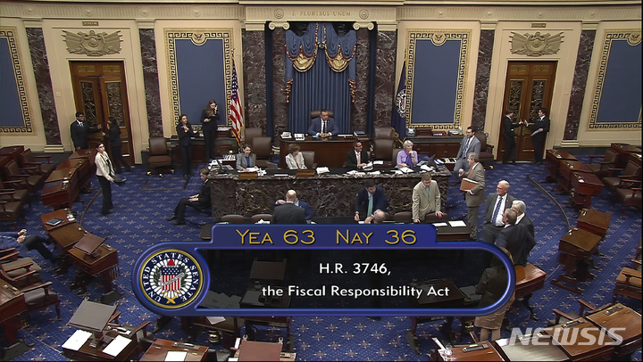 [워싱턴=AP/뉴시스]조 바이든 미국 대통령과 공화당의 케빈 매카시 하원의장이 미국 연방정부 부채 한도 상향을 위해 최종 합의한 패키지 법안이 1일(현지시간) 미 상원에서 찬성 63표대 반대 36표로 가결됐다. (사진 =Senate Television) 2023.6.2