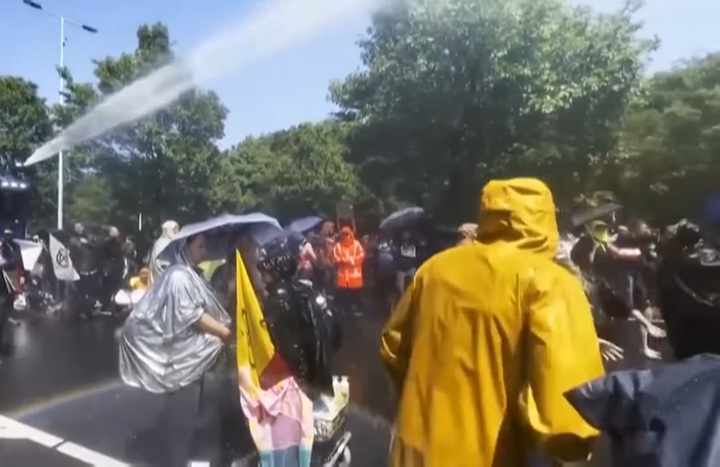 [서울=뉴시스] 지난 27일(현지시간) 영국 가디언 등은 네덜란드 헤이그에서 도로를 점거하고 기후 변화 관련 시위를 펼친 환경단체 '멸종반란' 소속 시민 1500여명을 경찰이 연행했다고 보도했다. (사진=유튜브 갈무리) 2023.06.02. *재판매 및 DB 금지