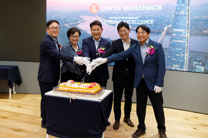 [서울=뉴시스] 롯데바이오로직스 주요 경영진들이 창립 1주년을 기념해 기념떡을 커팅하고 있다. (왼쪽부터 하종수 경영지원부문장, 김경은 Global BD부문장, 이원직 대표이사, 유형덕 사업운영부문장, 강주언 전략기획부문장) *재판매 및 DB 금지
