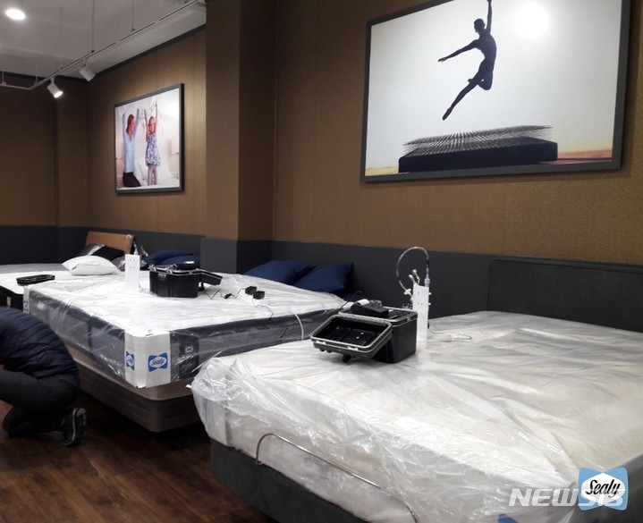 [서울=뉴시스] 씰리침대, 'RAD7' 활용 안전 검사 시행 관련 이미지. (사진=씰리침대 제공) 2023.06.02. photo@newsis.com