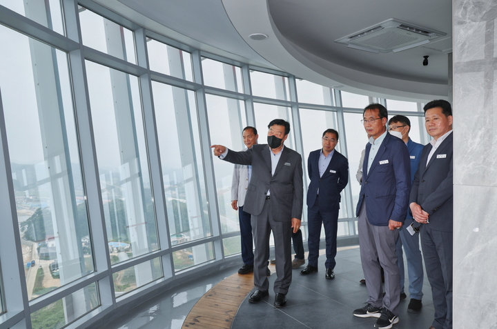 전망대를 둘러보는 가세로 군수 *재판매 및 DB 금지