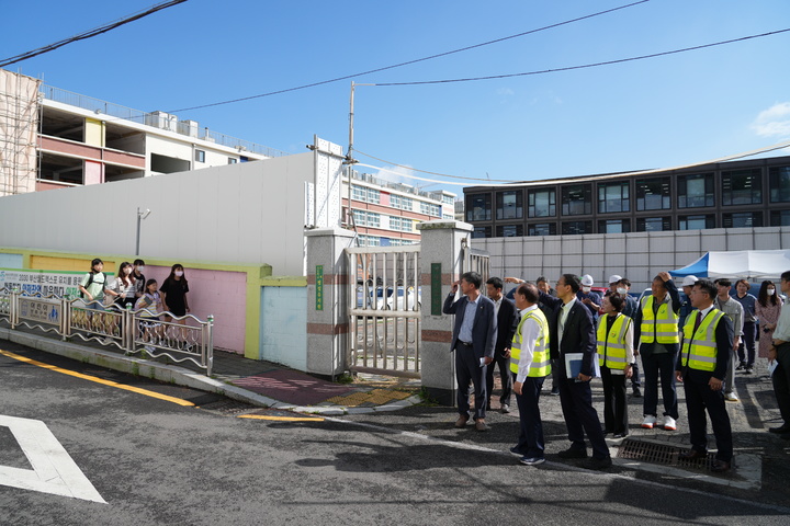 [부산=뉴시스] 부산교육청은 2일 오전 연제구 거제초등학교에서 하윤수 부산교육감을 비롯한 학교학부모회총연합회장, 거제초 녹색어머니회장 등 학부모 단체 관계자들과 '통학 안전 학부모 단체 협업 강화 캠페인'을 펼쳤다고 밝혔다.(사진=부산교육청 제공) *재판매 및 DB 금지