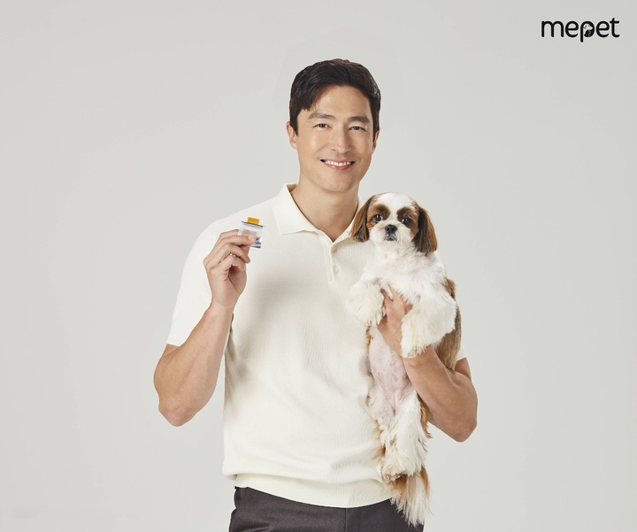 [서울=뉴시스] 미펫의 모델 다니엘헤니와 필름형 영양제 낼름. (사진=미펫 제공) 2023.06.02. photo@newsis.com *재판매 및 DB 금지