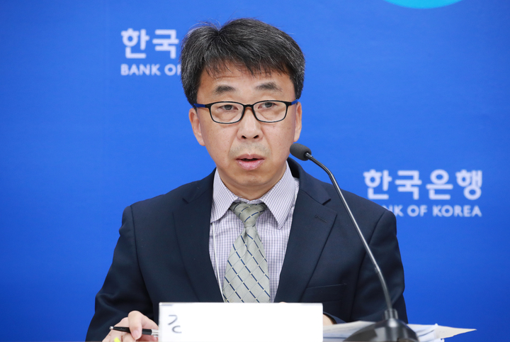 [서울=뉴시스]신승철 한국은행 경제통계국장이 2일 서울 중구 한국은행에서 열린 '2023년 1분기 국민소득(잠정)', '2021년 국민계정(확정) 및 2022년 국민계정(잠정)' 설명회에서 발표를 하고 있다.(사진=한국은행 제공)2023.06.01 photo@newsis.com *재판매 및 DB 금지