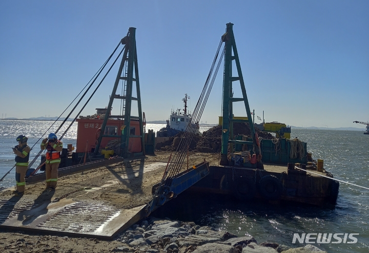 [인천=뉴시스] 19일 오후 인천 연수구 송도동 인천 신항 앞바다에서 발견된 포탄. 2023.02.20. (사진=인천소방본부 제공) 