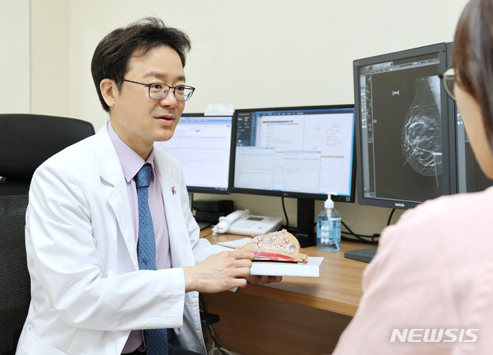 [서울=뉴시스]정승필 고려대 안암병원 유방내분비외과 교수가 환자를 진료하고 있다. (사진= 고려대 안암병원 제공) 2023.06.02. photo@newsis.com. 