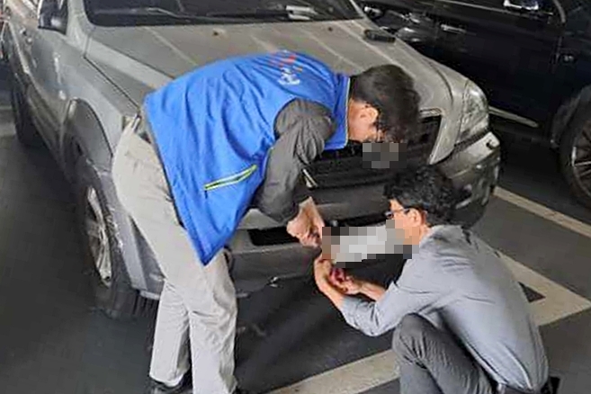 [제주=뉴시스] 지난 5월 31일 합동 단속반이 과태료 체납 및 책임보험 미가입 차량 단속에 나서 번호판을 영치하고 있다. (사진=제주도 제공) 2023.06.02. photo@newsis.com *재판매 및 DB 금지