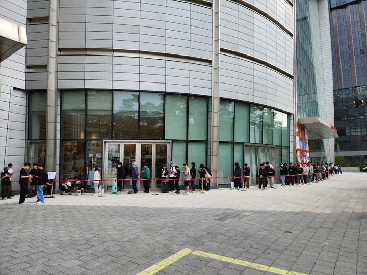 [서울=뉴시스] 박미선 기자=2일 서울 송파구 잠실 롯데월드몰 지하 1층 아더에러 플러그샵 오픈을 앞두고 사람들이 줄을 서있다.&nbsp; *재판매 및 DB 금지