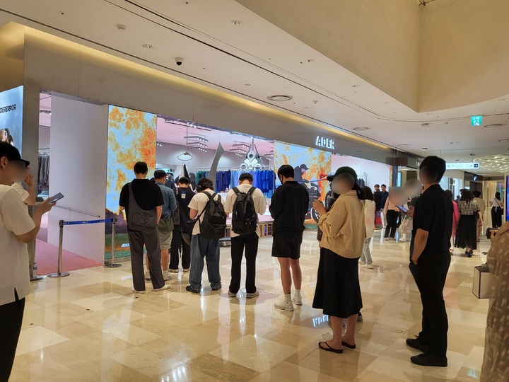 [서울=뉴시스] 박미선 기자=2일 서울 송파구 잠실 롯데월드몰에 문을 연 '아더 잠실월드몰 플러그샵' 앞에 사람들이 대기 등록을 위해 줄을 서 있다. *재판매 및 DB 금지