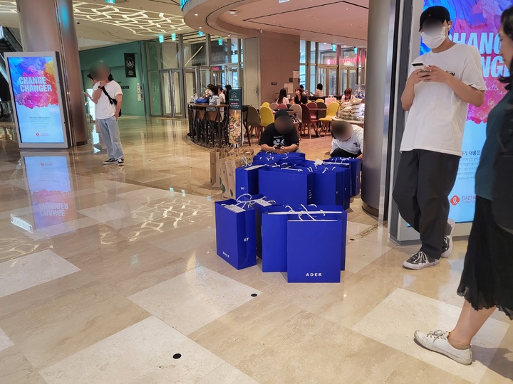 [서울=뉴시스] 박미선 기자=2일 서울 송파구 잠실 롯데월드몰에 문을 연 '아더 잠실월드몰 플러그샵'에서 구매한 상품이 담긴 쇼핑백 모습.&nbsp; *재판매 및 DB 금지