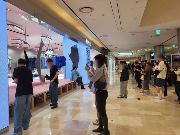 [서울=뉴시스] 박미선 기자=2일 서울 송파구 잠실 롯데월드몰에 문을 연 '아더 잠실월드몰 플러그샵' 앞에서 사람들이 사진을 찍고 있다. *재판매 및 DB 금지