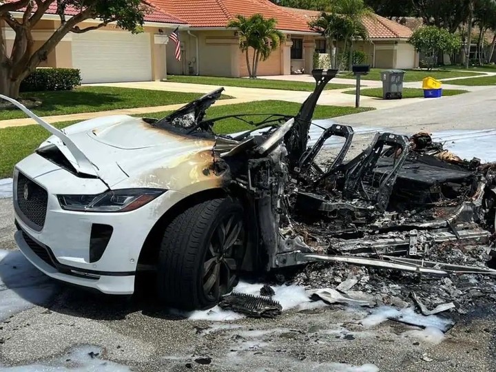 [서울=뉴시스] 지난해 미국 플로리다주에서 발생한 것으로 알려진 재규어 I-페이스 화재 현장 모습. (사진=소셜미디어 갈무리) 2023.06.02 photo@newsis.com *재판매 및 DB 금지
