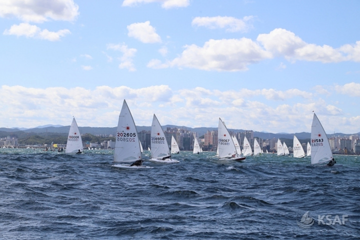 여수 소호요트경기장 앞 바다에서 펼쳐지는 요트대회. 여수시 제공 *재판매 및 DB 금지
