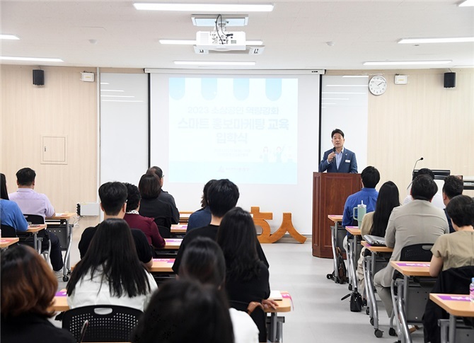 [부산=뉴시스] 지난달 31일 오후 부산인재평생교육진흥원에서 진행된 소상공인 역량 강화 개강식에서 장준용 동래구청장이 강연을 진행하고 있다. (사진=동래구 제공) *재판매 및 DB 금지