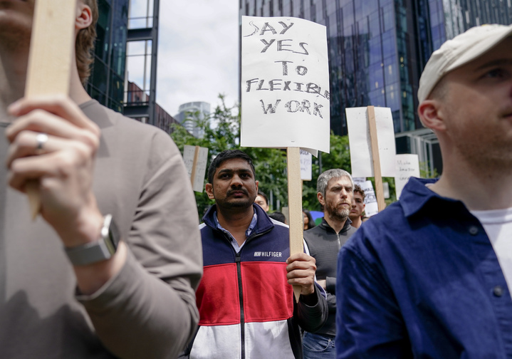 [시애틀=AP/뉴시스]지난달 31일(현지시간) 미국 시애틀 아마존 본사 앞에서 회사의 원격근무 축소 정책에 항의하는 파업에 참여한 직원들.&nbsp; *재판매 및 DB 금지