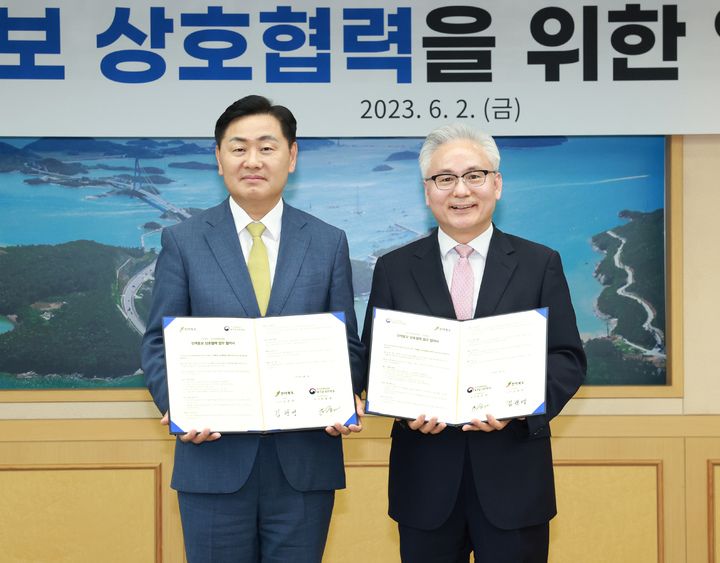 [전주=뉴시스] 2일 전북도청 회의실에서 열린 전라북도-한국정책방송원(KTV) 업무협약식에 김관영 전북지사(왼쪽)와 하종대 한국정책방송원장을 비롯한 기관 관계자 10여 명이 참석한 가운데 정책홍보 상호 협력을 위한 업무협약식을 갖고 기념촬영을 하고 있다. 2023.06.02 *재판매 및 DB 금지