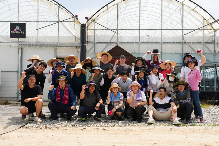 [전주=뉴시스] 전라북도의회 국주영은 의장과 사무처 직원 60여 명은 2일 농번기를 맞아 일손이 부족한 전주시 덕진구의 농가를 찾아 모판을 정리하는 등 봉사활동을 벌였다. 2023.06.02 (사진= 전라북도의회 제공) *재판매 및 DB 금지