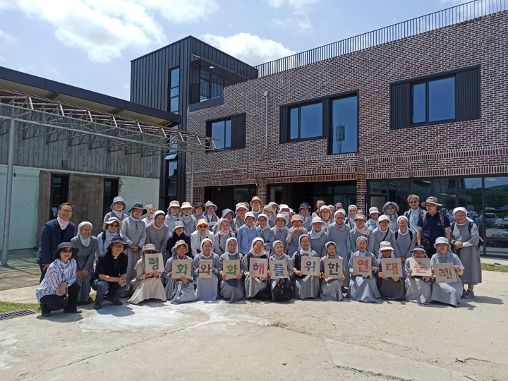 [서울=뉴시스] 1일 국경선평화학교를 방문한 한국천주교여자수도회 장상연합회 민족화해위원회 소속 수녀님들 (사진=국경선평화학교 제공) 2023.06.02. photo@newsis.com *재판매 및 DB 금지