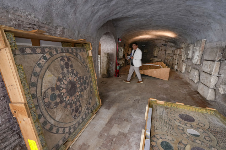 [로마=AP/뉴시스] 지난 1일(현지시간) 미국 abc 등은 이탈리아가 영국 유물 불법 거래상으로부터 회수한 유물 750여점을 로마 산탄젤로성에서 전시했다고 보도했다. 2023.06.02. *재판매 및 DB 금지