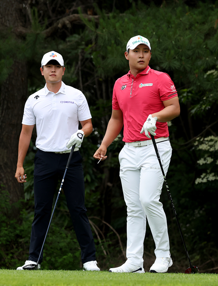 [서울=뉴시스]서요섭 이재경 2번홀 드라이버 티샷후 볼의 방향 살피는 모습. 2023.06.02. (사진=KPGA 제공)&nbsp; *재판매 및 DB 금지