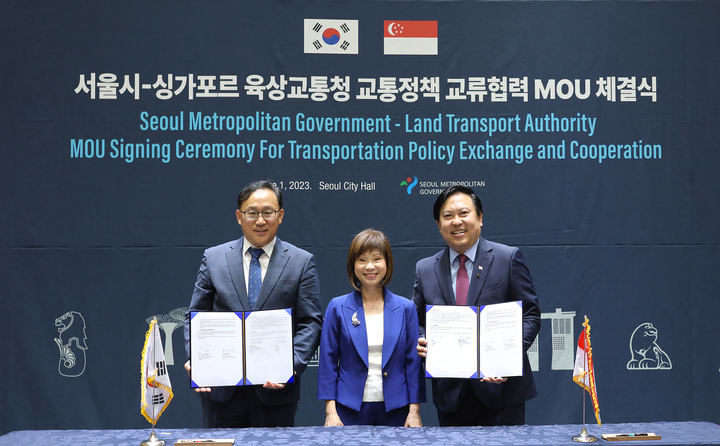 [서울=뉴시스]왼쪽부터 윤종장 서울시 도시교통실장, 에이미 코르 싱가포르 교통부 선임국무장관, 제레미 얍 싱가포르 육상교통청 부청장.