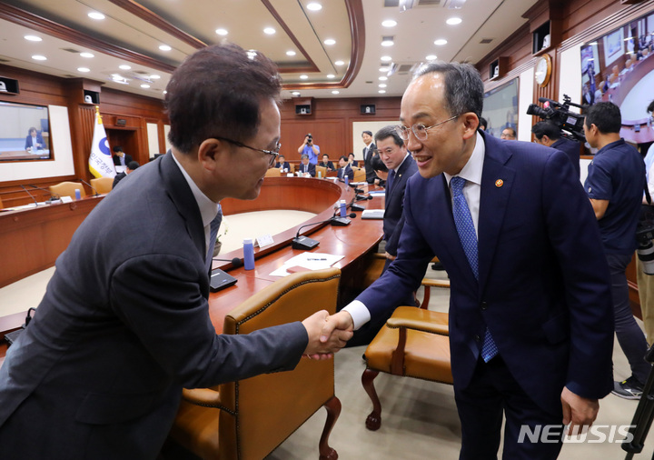 [서울=뉴시스] 배훈식 기자 = 추경호 경제부총리 겸 기획재정부 장관이 2일 오전 서울 종로구 정부서울청사에서 열린 대외경제장관회의 및 UAE 투자협력위원회에 참석해 강석훈 KDB산업은행 회장과 악수하고 있다. 2023.06.02. dahora83@newsis.com