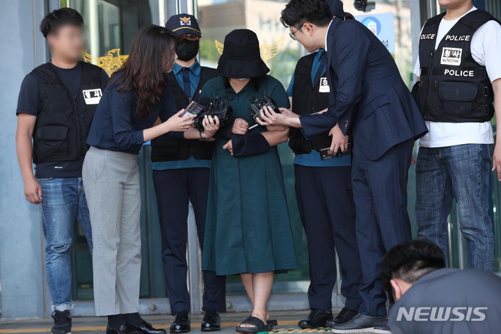 [부산=뉴시스] 하경민 기자 = 또래 여성을 살해하고 시신을 훼손·유기한 혐의로 구속된 뒤 신상이 공개된 정유정(23·여)이 2일 검찰에 송치되기 위해 부산 동래경찰서를 나서며 취재진의 질문을 받고 있다. 2023.06.02. yulnetphoto@newsis.com