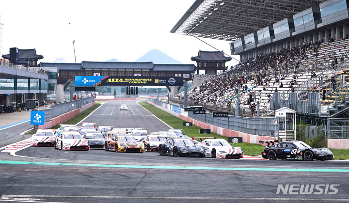 [영암=뉴시스] 아시아 모터스포츠 카니발 '2022 슈퍼6000 스타트' 