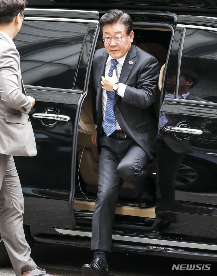 [서울=뉴시스] 정병혁 기자 = 지난 대선 과정에서 허위 발언을 한 혐의로 재판에 넘겨진 이재명 더불어민주당 대표가 2일 오전 서울 서초구 서울중앙지방법원에서 열린 공직선거법 위반 혐의 공판에 출석하고 있다. 2023.06.02. jhope@newsis.com
