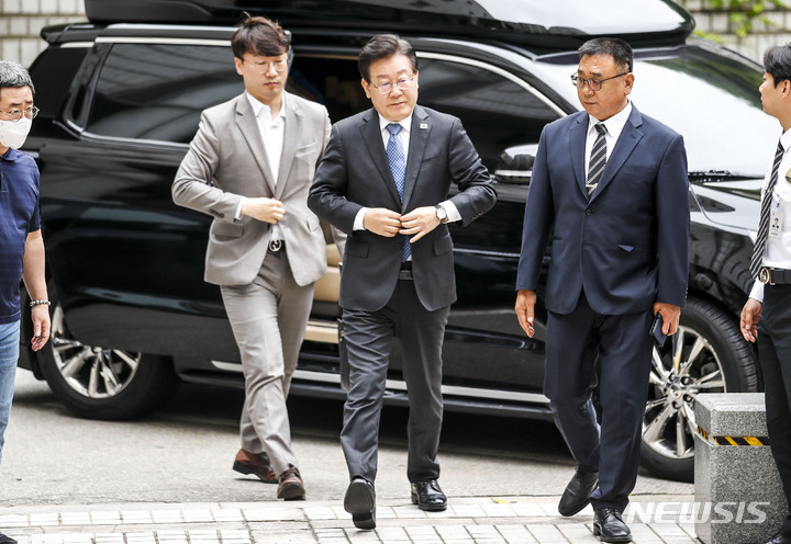 [서울=뉴시스] 정병혁 기자 = 지난 대선 과정에서 허위 발언을 한 혐의로 재판에 넘겨진 이재명 더불어민주당 대표가 2일 오전 서울 서초구 서울중앙지방법원에서 열린 공직선거법 위반 혐의 공판에 출석하고 있다. 2023.06.02. jhope@newsis.com