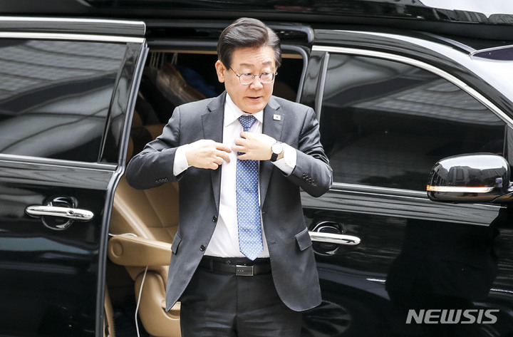 [서울=뉴시스] 정병혁 기자 = 지난 대선 과정에서 허위 발언을 한 혐의로 재판에 넘겨진 이재명 더불어민주당 대표가 2일 오전 서울 서초구 서울중앙지방법원에서 열린 공직선거법 위반 혐의 공판에 출석하고 있다. 2023.06.02. jhope@newsis.com