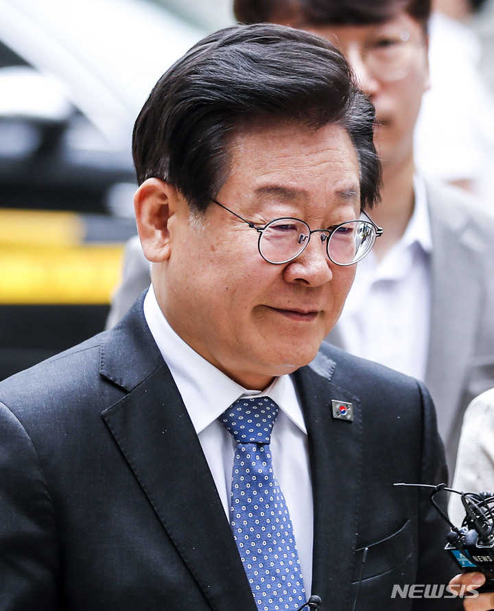 [서울=뉴시스] 정병혁 기자 = 지난 대선 과정에서 허위 발언을 한 혐의로 재판에 넘겨진 이재명 더불어민주당 대표가 2일 오전 서울 서초구 서울중앙지방법원에서 열린 공직선거법 위반 혐의 공판에 출석하고 있다. 2023.06.02. jhope@newsis.com