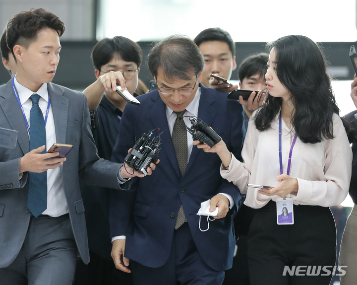 [과천=뉴시스] 김금보 기자 = 노태악 중앙선거관리위원장이 2일 오전 경기 과천시 중앙선거관리위원회에서 열리는 고위직 간부 자녀 특혜 채용 의혹 관련 위원회의 참석을 위해 청사로 들어가며 취재진에게 질문세례를 받고 있다. 2023.06.02. kgb@newsis.com