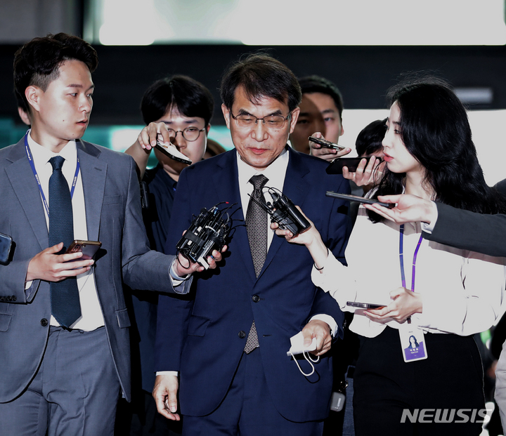 [과천=뉴시스] 김금보 기자 = 노태악 중앙선거관리위원장이 2일 오전 경기 과천시 중앙선거관리위원회에서 열리는 고위직 간부 자녀 특혜 채용 의혹 관련 위원회의 참석을 위해 청사로 들어가며 취재진에게 질문세례를 받고 있다. 2023.06.02. kgb@newsis.com