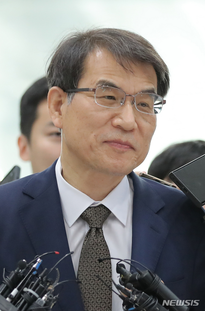 [과천=뉴시스] 김금보 기자 = 노태악 중앙선거관리위원장이 2일 오전 경기 과천시 중앙선거관리위원회에서 열리는 고위직 간부 자녀 특혜 채용 의혹 관련 위원회의 참석을 위해 청사로 들어가며 취재진에게 질문세례를 받고 있다. 2023.06.02. kgb@newsis.com